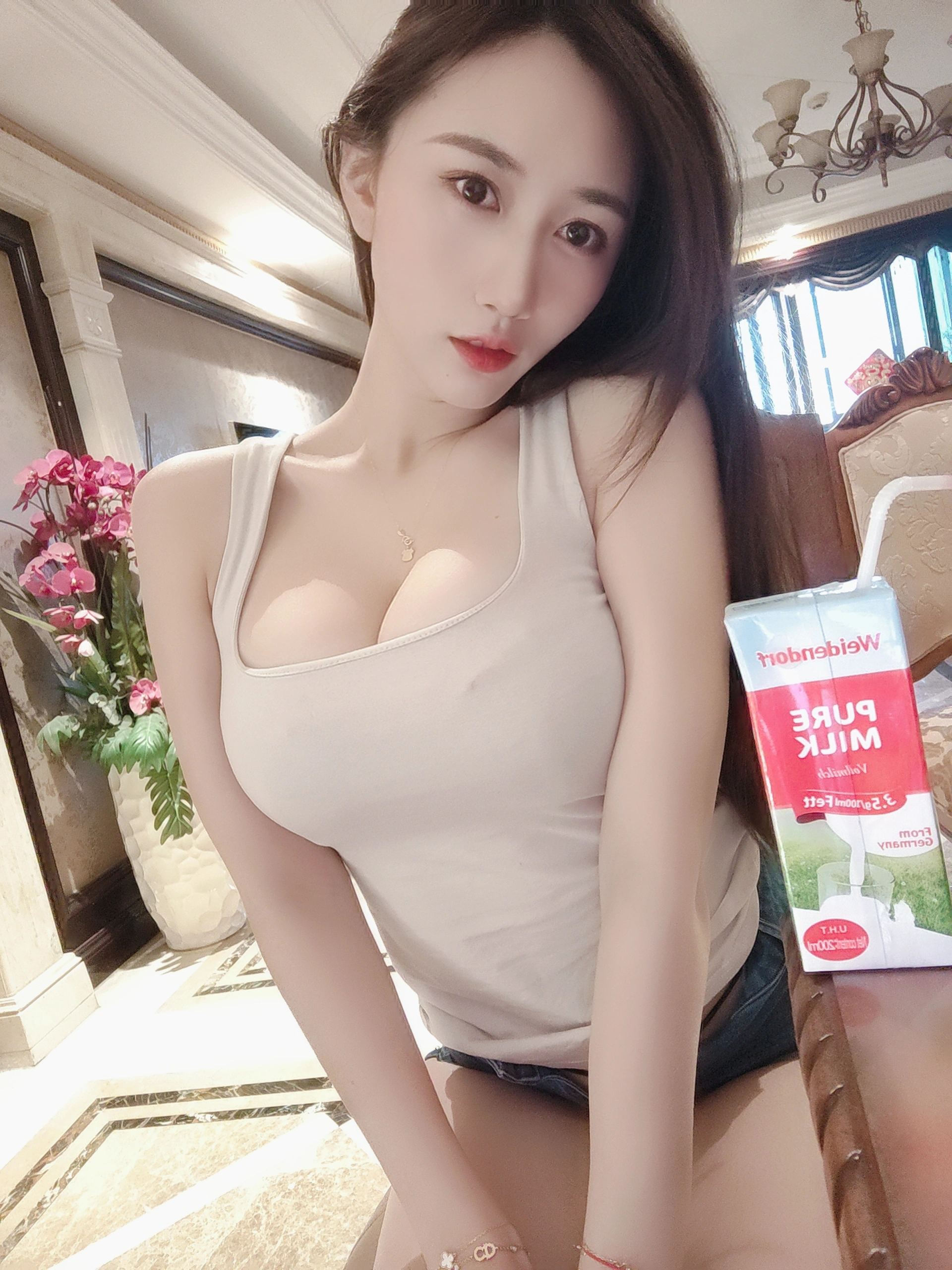 小玉吃果冻 – NO.017 白背心紧身牛仔短裤 0
